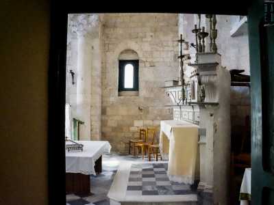 Ma il vero tesoro della chiesa risiede nel vano della sagrestia, alla destra dell�altare